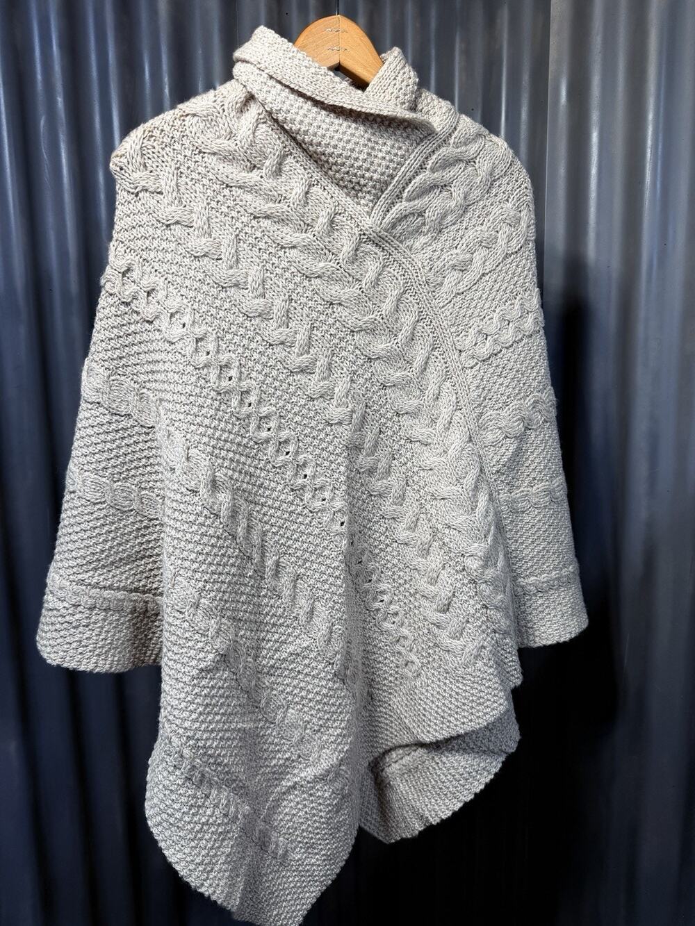 Inis Crafts Ireland Merino Wool Aran Cable Knit Poncho Cape Oatmeal Womens S/M
